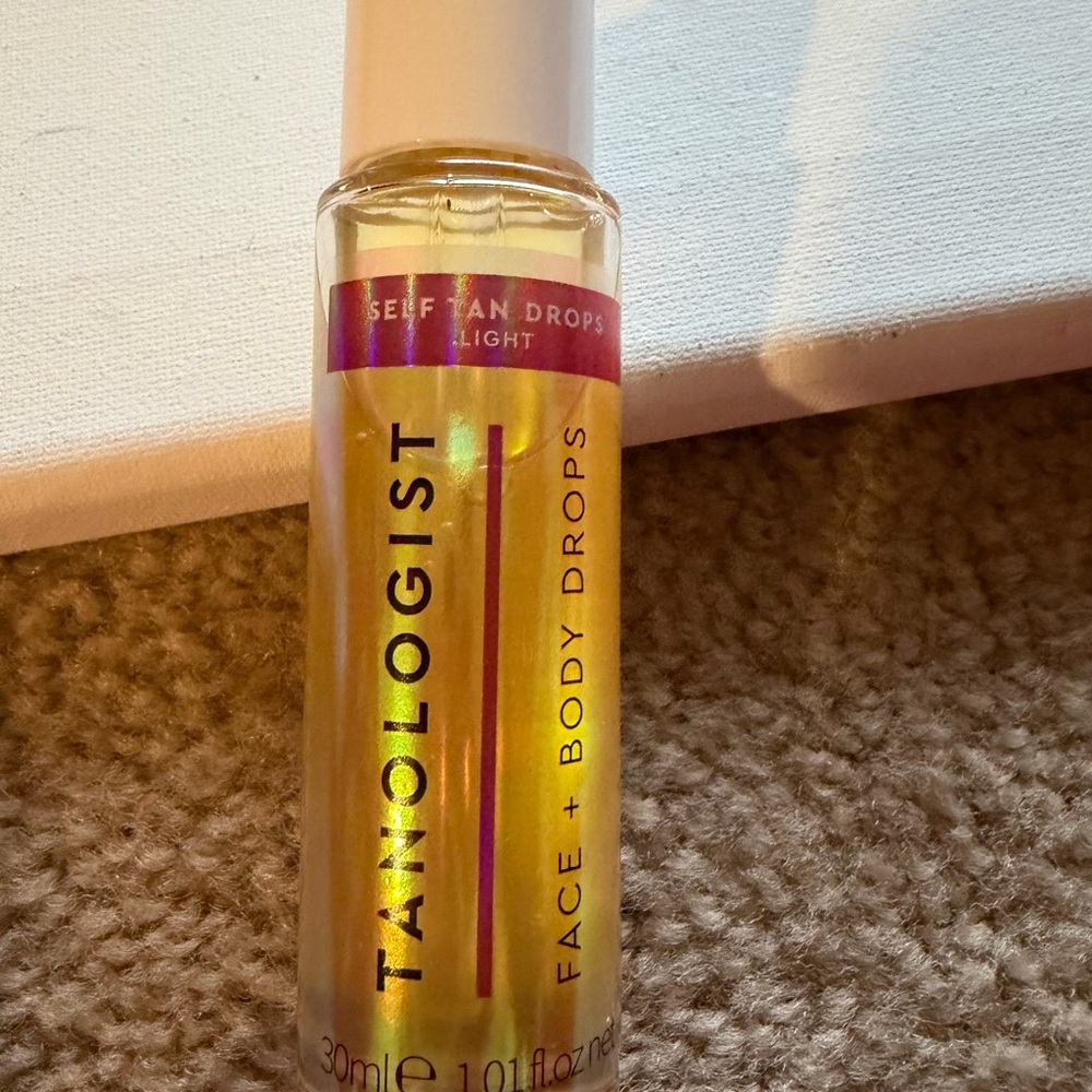 Isle of Paradise Holographic Tanning Mitt with Tanologist Drops - Picture 6 of 6